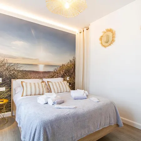 Soleil D'été - Netflix&wifi - Balcon - Climatisation - Parking Gratuit - Check-in 24h24 - Emplacement Vélos - Goodmarning Appartamento *