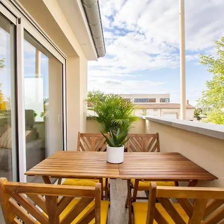 Soleil D'été - Netflix&wifi - Balcon - Climatisation - Parking Gratuit - Check-in 24h24 - Emplacement Vélos - Goodmarning * Châlons-en-Champagne